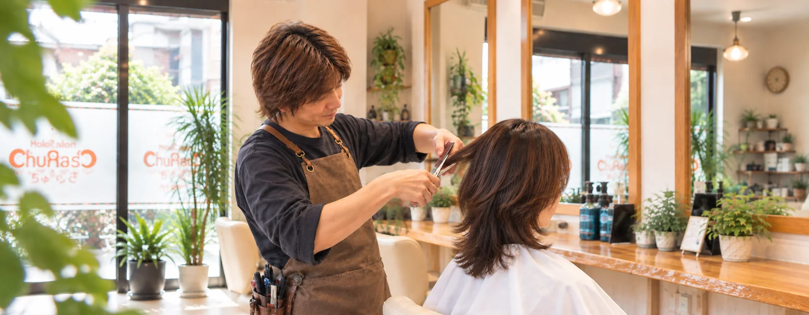 四條畷市・忍ヶ丘 HairSalon ChuRaSaでカット施術を行うスタイリスト
