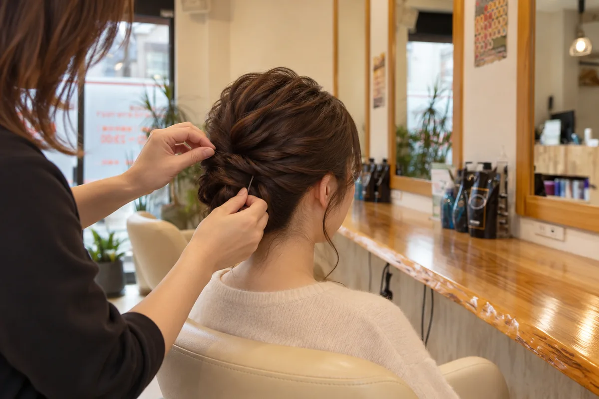 四條畷市のHairSalon ChuRaSaでヘアセットを仕上げている施術イメージ