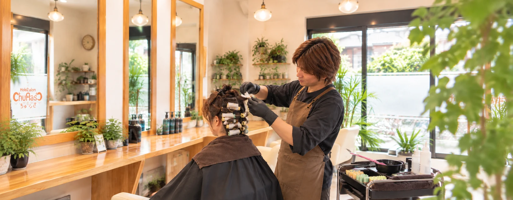 四條畷市・忍ヶ丘 HairSalon ChuRaSaでパーマ施術を行うスタイリスト