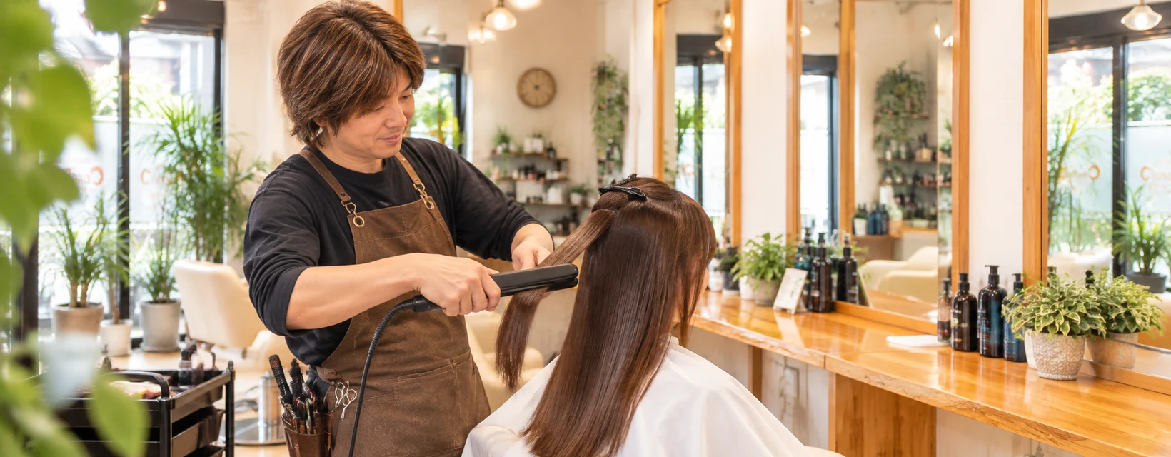 四條畷市・忍ヶ丘 HairSalon ChuRaSaで縮毛矯正施術を行うスタイリスト