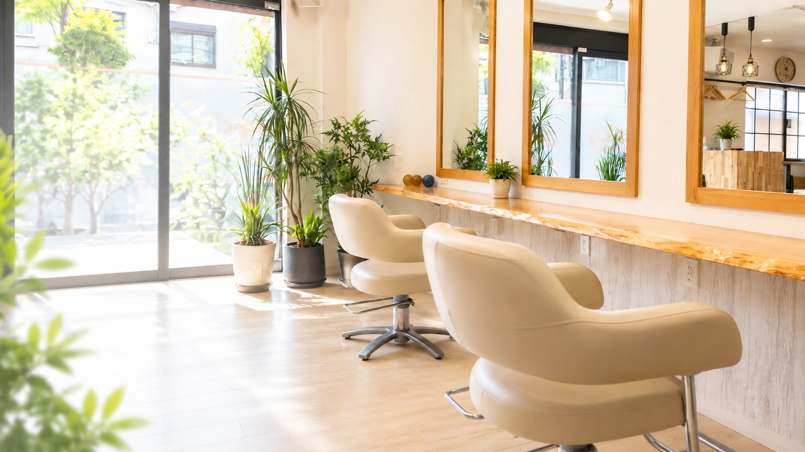 四條畷市・忍ヶ丘の美容室 HairSalon ChuRaSaの明るく清潔感のある店内